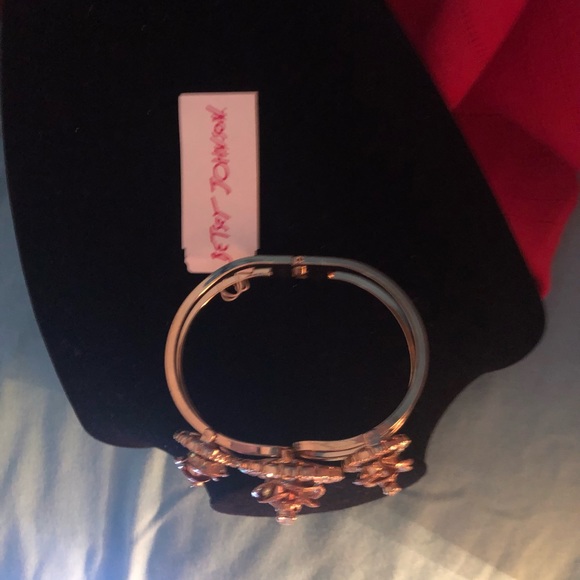 NWT Betsey Johnson Rose Hinge Bracelet - Picture 3 of 8